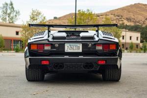 Lamborghini-25th-Countach-02.thumb.jpg.008039a60a56695c89cfe82eeb083d76.jpg