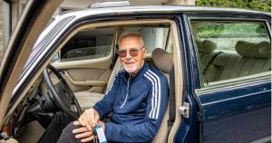 Franz Beckenbauer 44 Jahre später bei Rückkauf seines 450 SEL 6.9.JPG