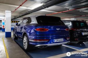 Gro(bentley-bentayga-azure-ewb-first-edition-c706723092023184351_1).thumb.jpeg.2e193bee37493dd65ba8c7bd4230645d.jpeg
