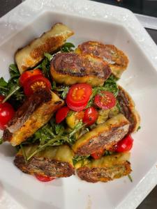 Maultaschen mit Salat.JPG