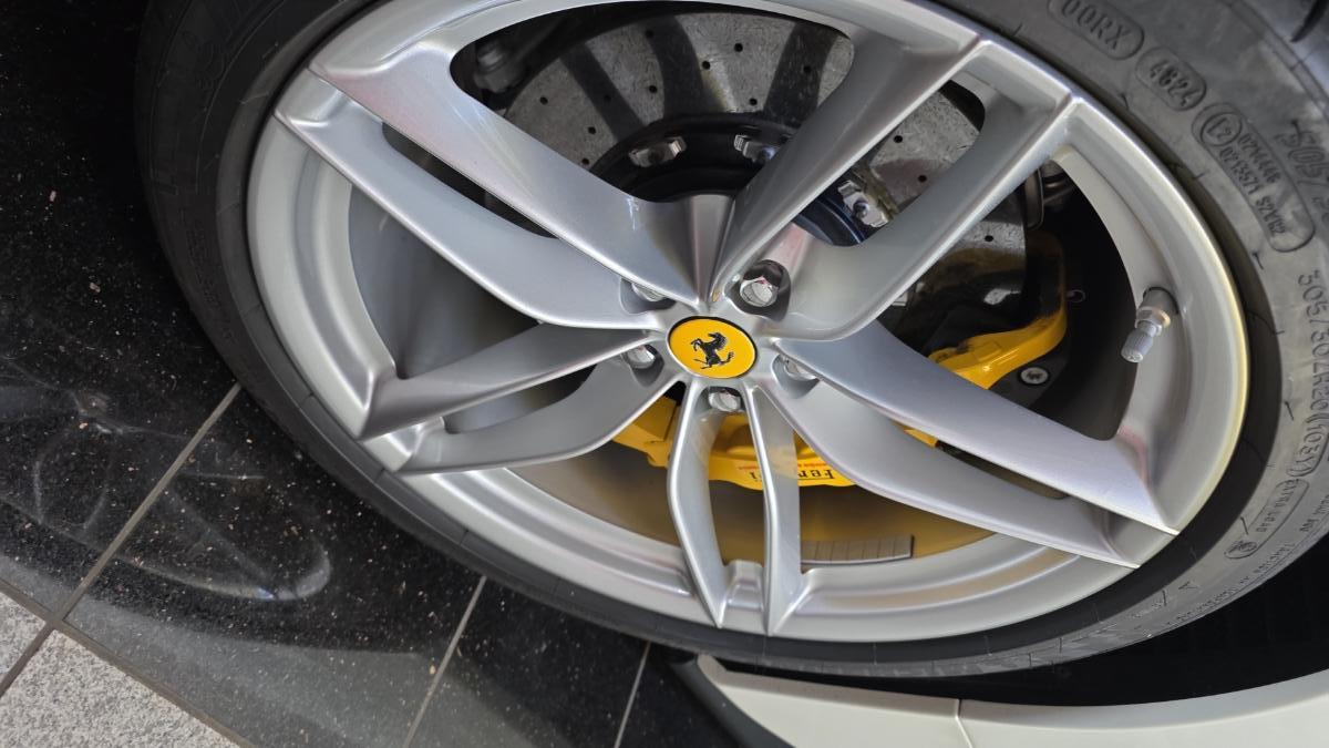 Mehr Informationen zu "488 Radsatz neuwertig inkl neuer Reifen"