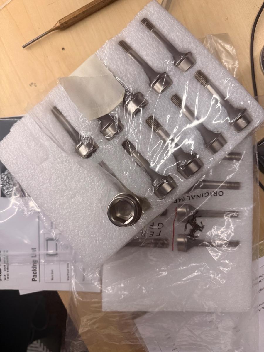 Mehr Informationen zu "Original Ferrari Titan Radschrauben Set 206274"