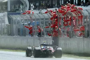ferrari-celebrating-lewis-hamilton-come-across-the-line-v0-va5hu2rjv97h1.webp